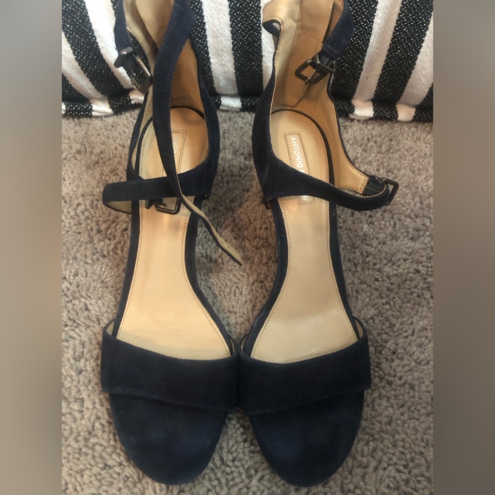 Antonio Melani Navy Blue heels size 8.5
